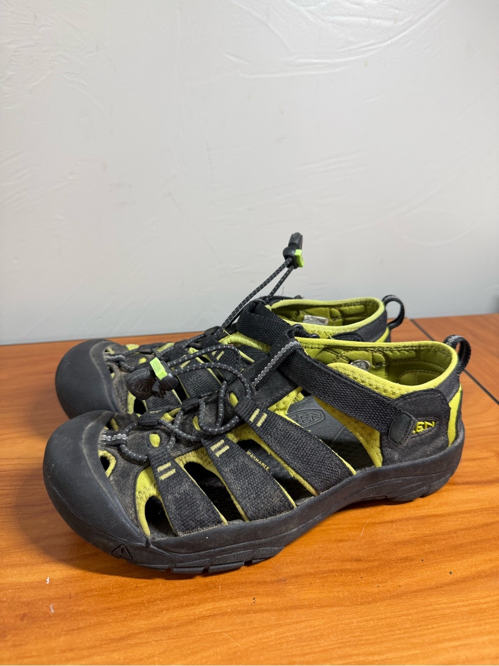 Keen Newport‎ H2 Women's Black Yellow Hiking Sandal Bungee Outdoor Water Shoe W6